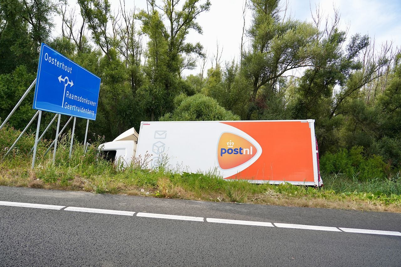 Vrachtwagen belandt naast afrit van A59 Oosterhout (foto: Jeroen Stuve / Persbureau Heitink).