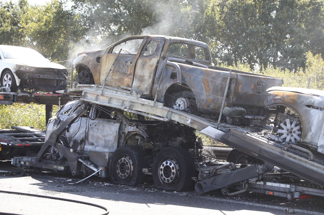Oplegger met auto's in brand op de A58 (foto: Christian Traets/Persbureau Heitink).