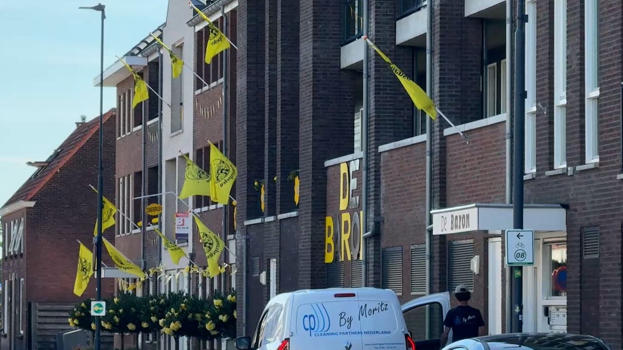 In Dongen hangen allemaal gele vlaggen buiten vanwege de Zomerspelen (foto: Wilco Zonneveld).