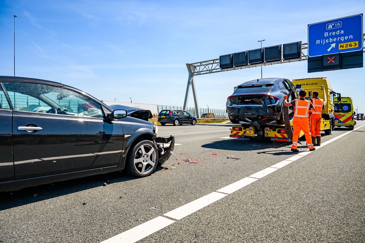 Auto's botsen op elkaar op A16 (foto: Tom van der Put/Persbureau Heitink).