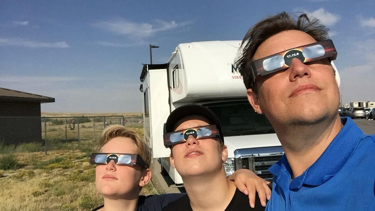 Martijn en zijn kinderen bij de zonsverduistering in Amerika in 2017 (eigen foto).
