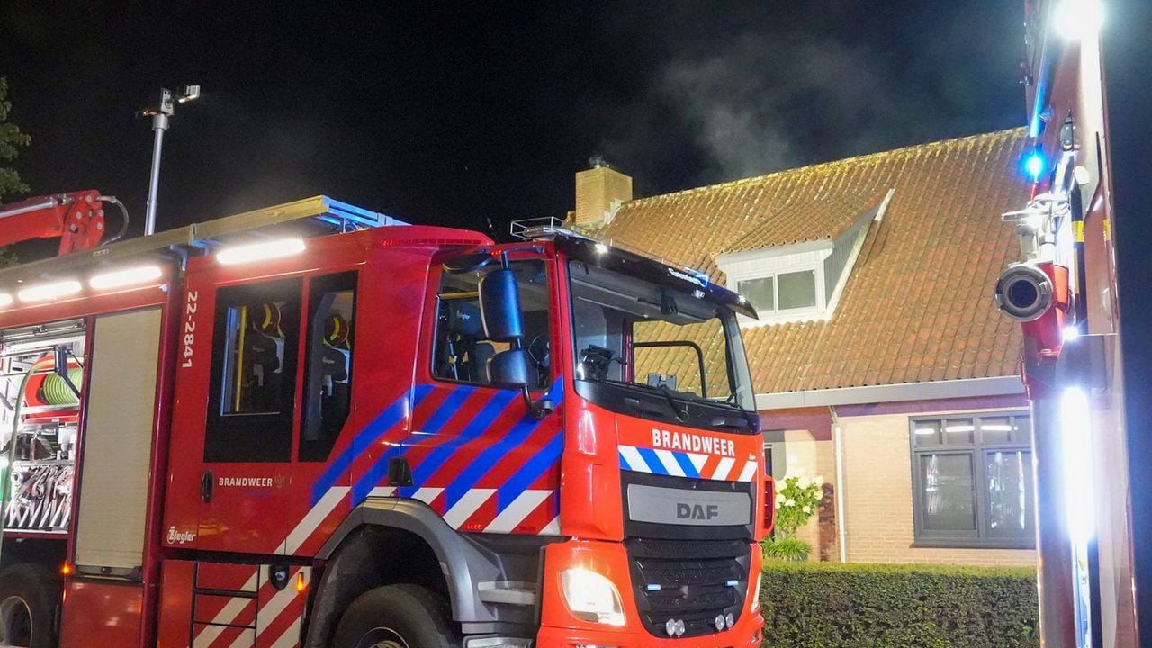 De bewoners konden op tijd het huis verlaten (foto: Harrie Grijseels / Persbureau Heitink).