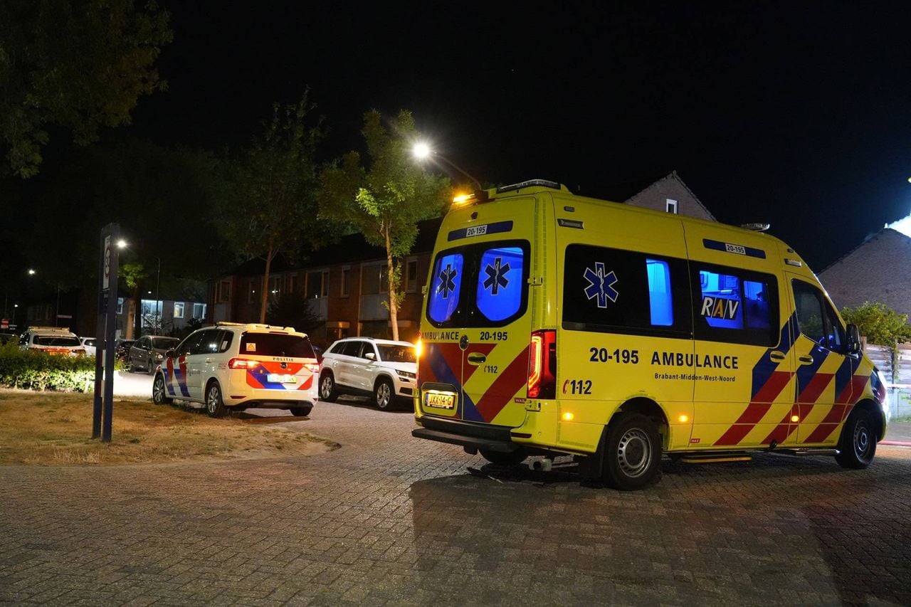 Een ambulance kwam uit voorzorg ter plaatse, maar niemand raakte gewond (foto: Persbureau Heitink).
