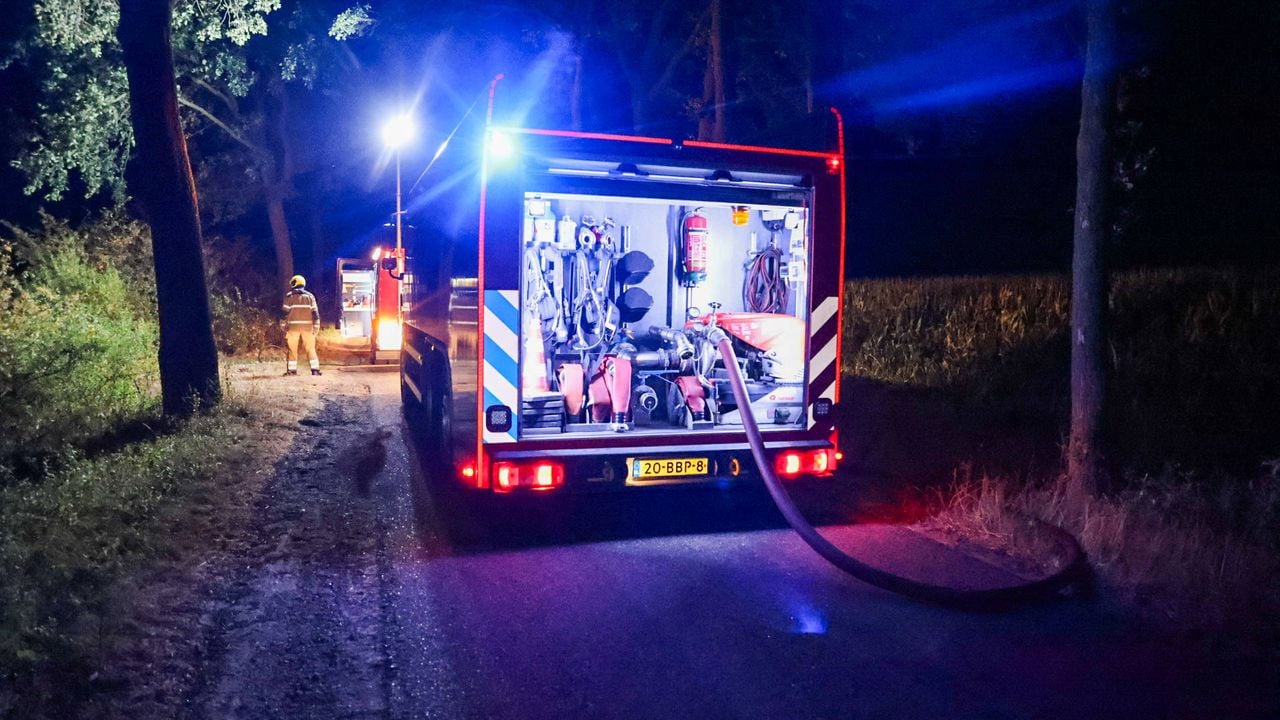 De waterwagen uit Uden kwam op het vuur af (foto: Addy Smits / Persbureau Heitink).