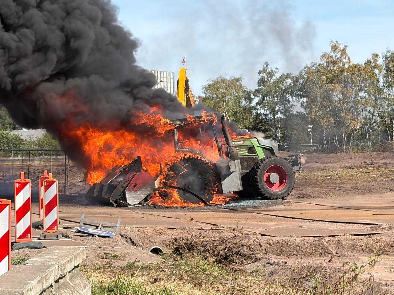 Tractor vliegt in brand op de A58 bij Best (foto: 112-verslaggever Koen Wijn).