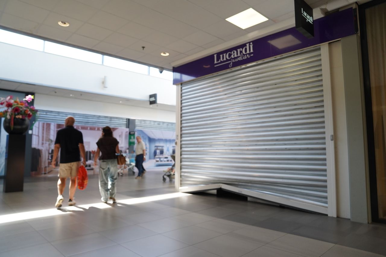Schade aan het rolluik na de inbraak bij juwelier Lucardi (foto: Bart Meesters/Persbureau Heitink).