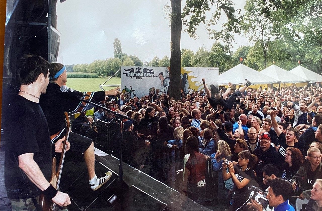 Iemand crowdsurft over het publiek (foto: Nirwana Tuinfeest).