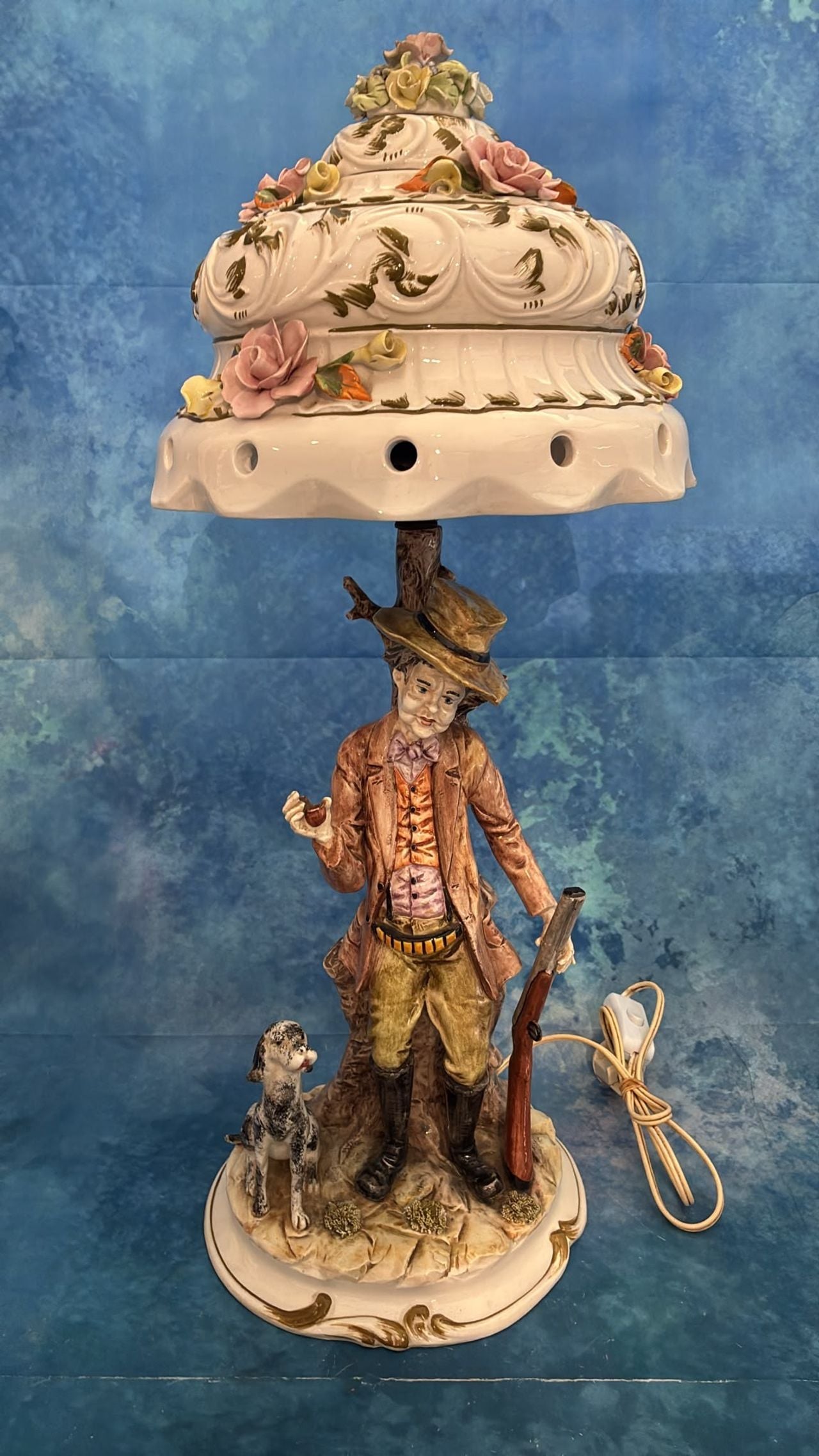 Lamp met porseleinen kap, van traditioneel Capodimonte porselein (foto: Natasja Roks/Parels Breda).