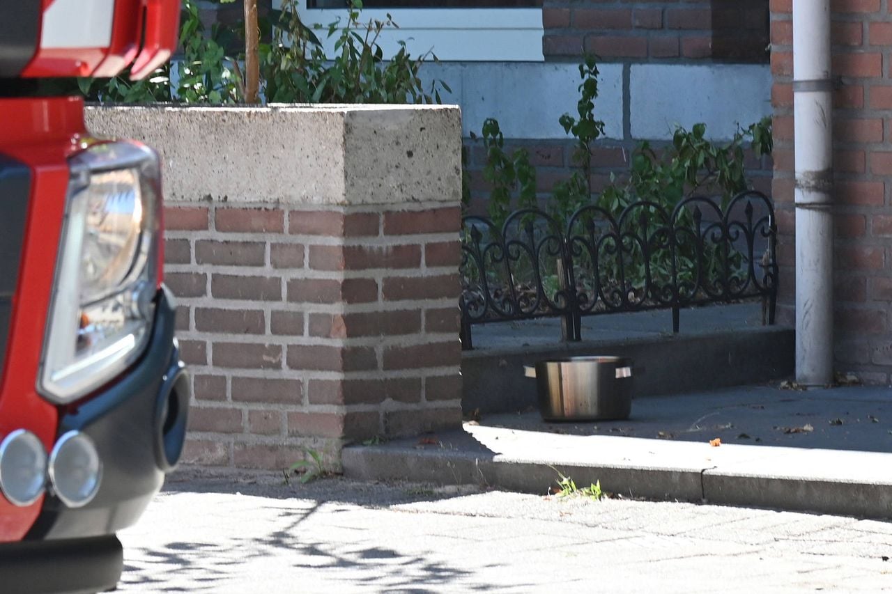 Het pannetje werd door brandweerlieden buiten neergezet (foto: Perry Roovers/Persbureau Heitink.
