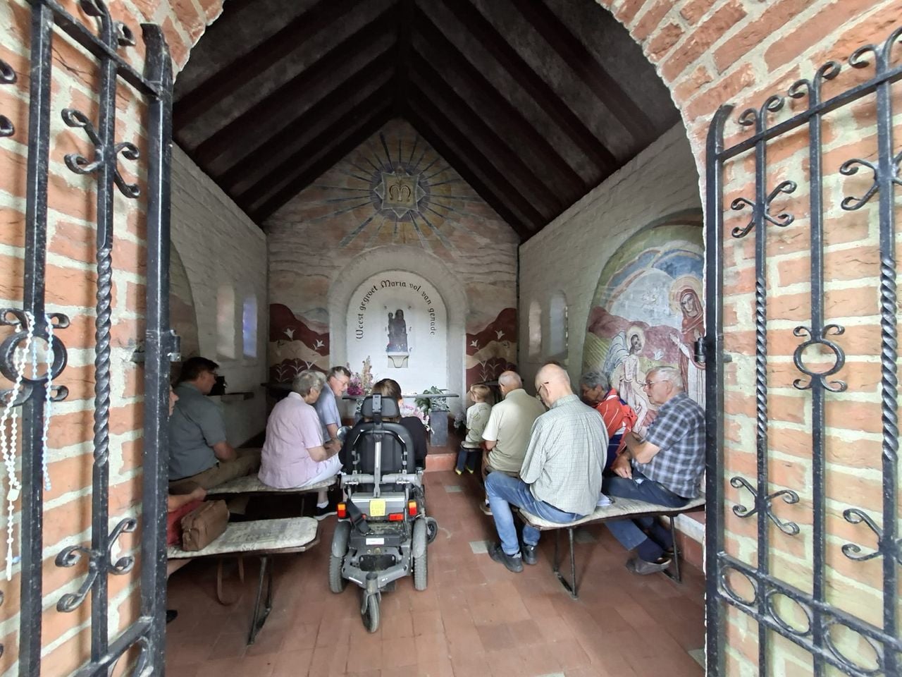 Bidden in de kapel tijdens de noveen (foto: Christien van Schijndel).