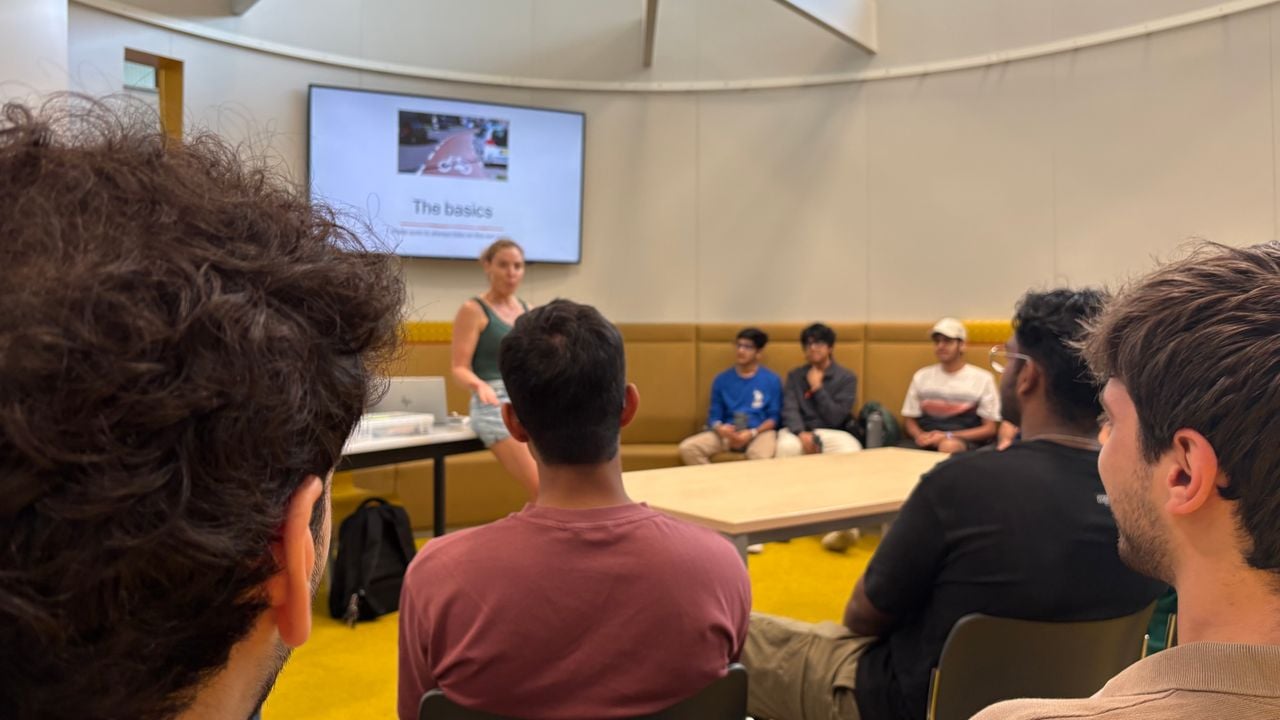 Eerst krijgen de studenten wat uitleg over de Nederlandse verkeersregels (foto: Imke van de Laar).