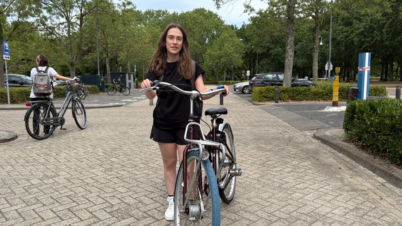 Maria heeft haar fiets met terugtraprem ingewisseld voor eentje met handrem (foto: Imke van de Laar).