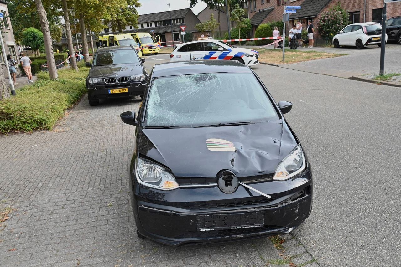 De Volkswagen raakte flink beschadigd door de klap (foto: Perry Roovers/Persbureau Heitink).