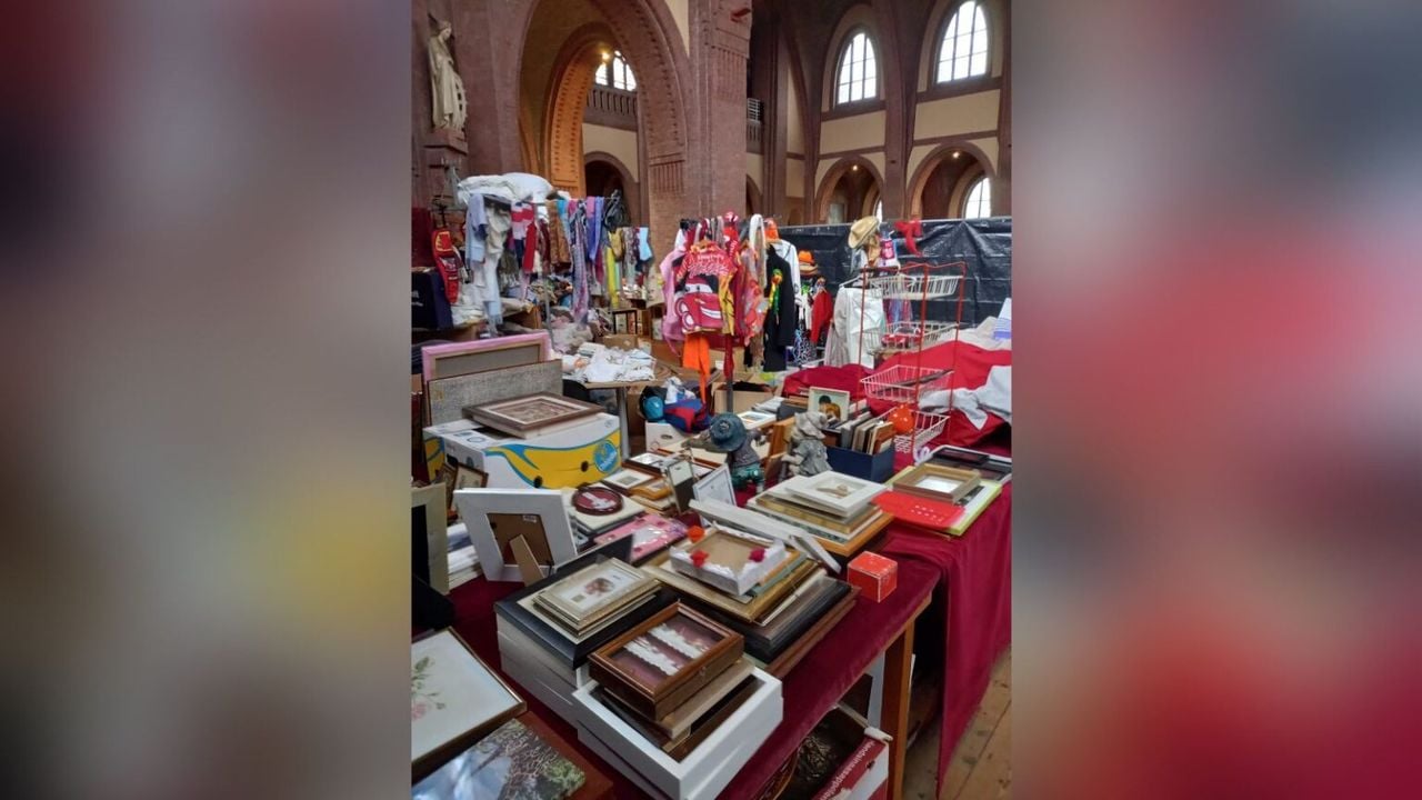 De snuffelmarkt in de Sint Josephkerk (foto: Rini van den Bogaard).
