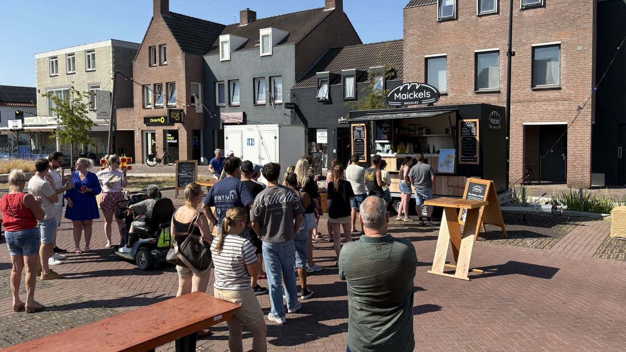 Een kwartier nadat Maickel is begonnen aan zijn wereldrecordpoging vormt zich al een rij bij zijn broodjesbus (foto: Wilco Zonneveld).