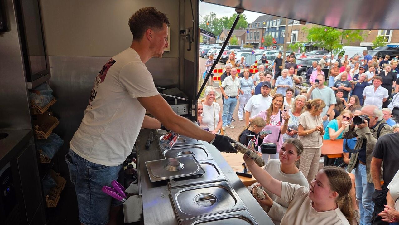 Maickel Bouw maakte de laatste broodjes klaar (foto: Maickel Bouw (links) heeft 72 uur broodjes gemaakt in zijn foodtruck (foto: Noël van Hooft).