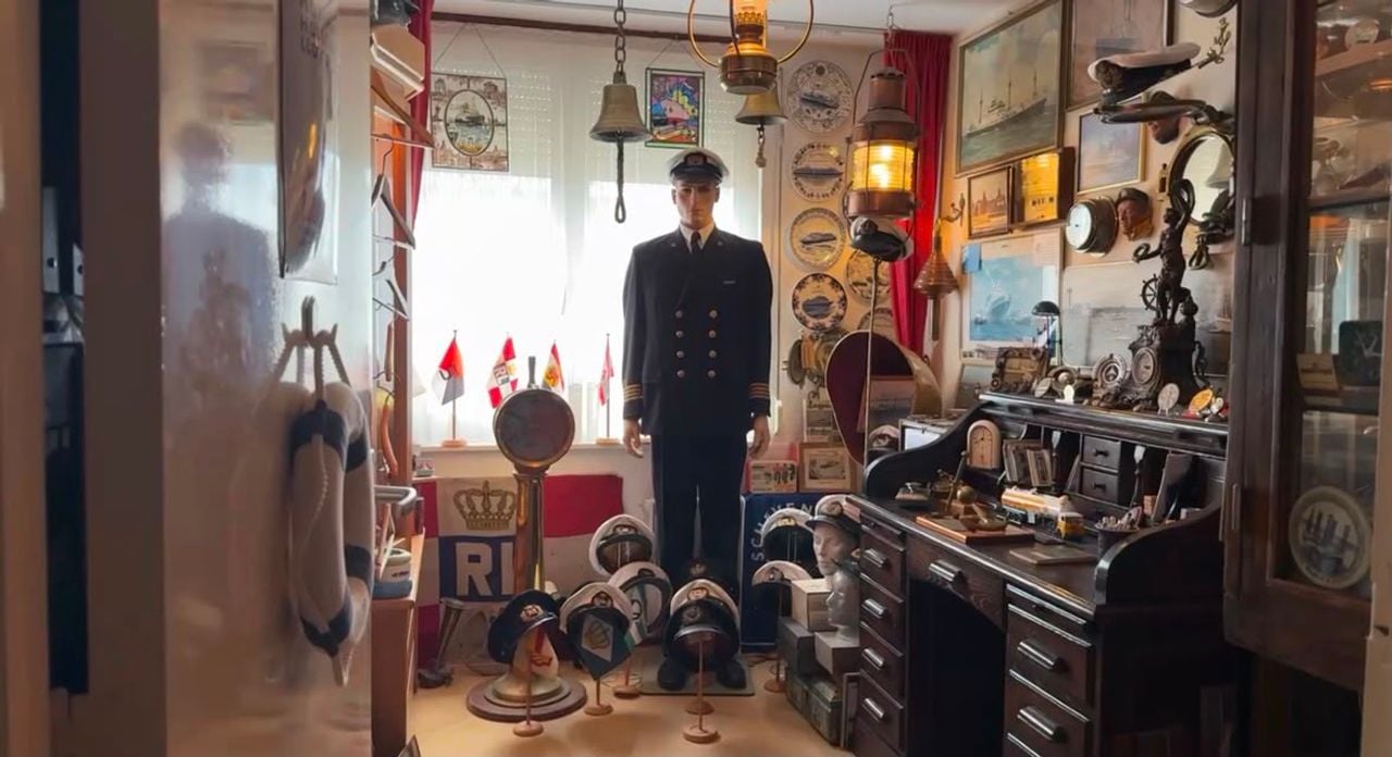 Een van de drie kamers van Jan vol me koopvaardijspullen (foto: Pieter Soethout)