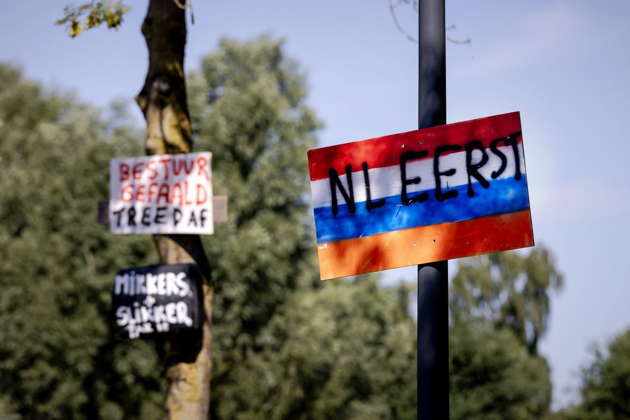 Protestborden in Engelen (foto: ANP).