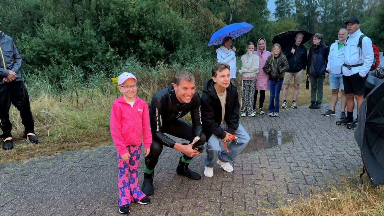 Iris en Saméo gaan nog snel op de foto met Maarten van der Weijden voordat hij begint aan zijn 270 kilometer lange zwemtocht langs 22 steden (foto: Wilco Zonneveld).