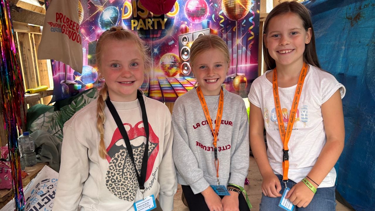 Emma (9), Luus (9) en Emma (9) in hun partyhuis op Veghel in Hout (foto: Ruud Ritzen).