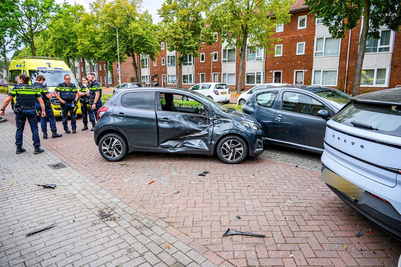 Drie auto's moesten getakeld worden (foto: Tom van der Put / Persbureau Heitink).