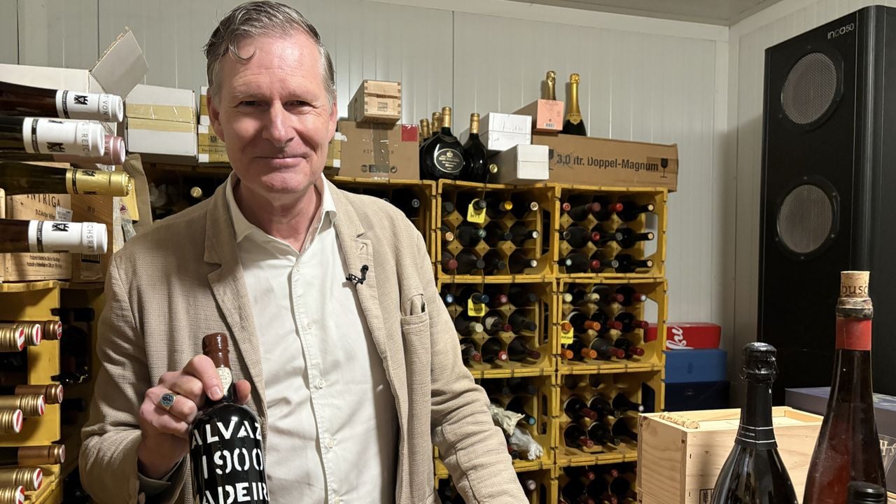 Cees van Casteren met zijn favoriete wijn: D'Oliveiras Malvasia Madeira uit 1900 (foto: Wilco Zonneveld).