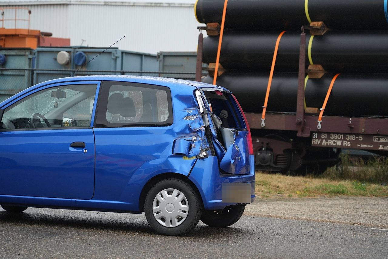 De auto raakte flink beschadigd (foto: Jeroen Stuve / Persbureau Heitink).