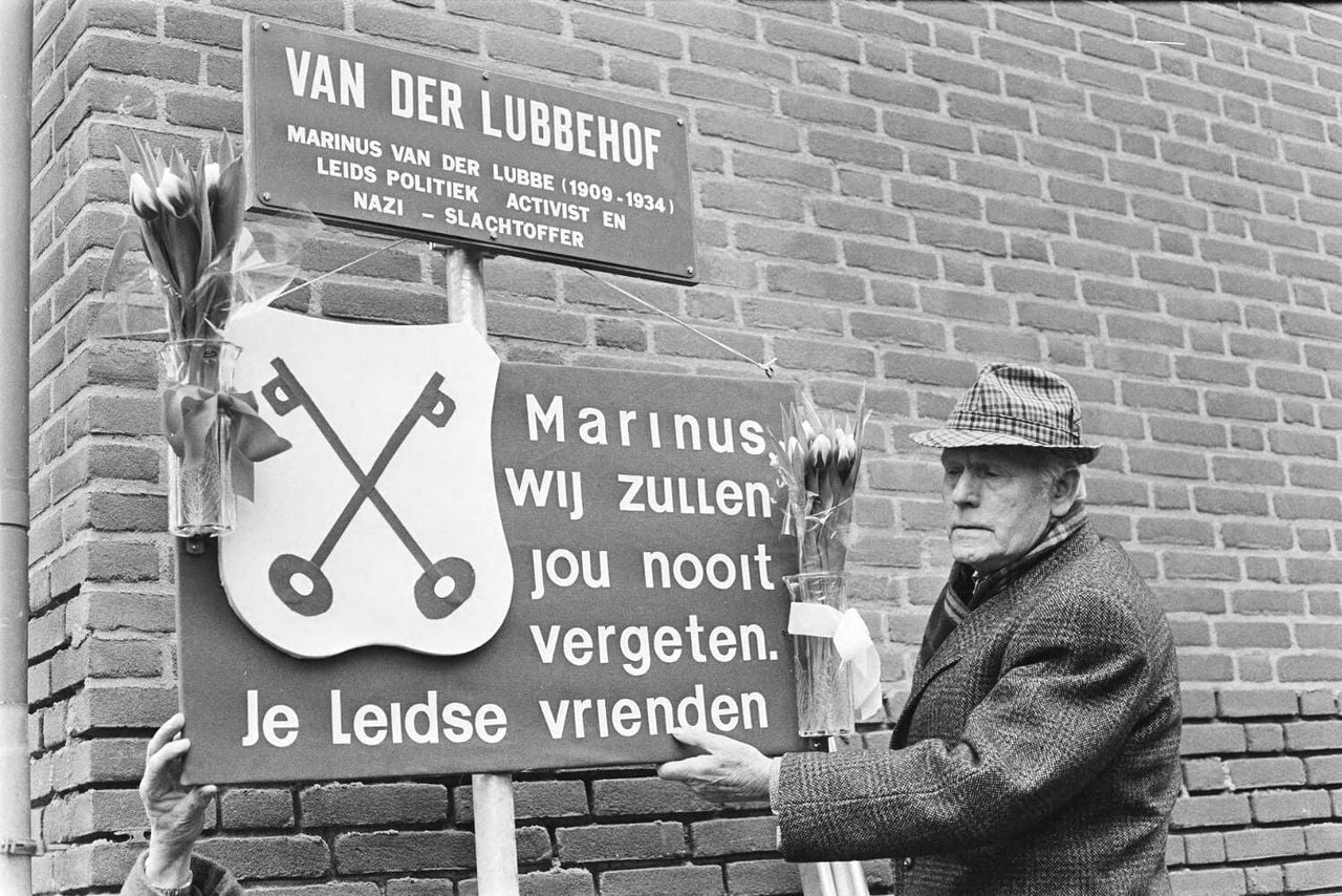 In 1984 wordt in Leiden een naambord van de Van der Lubbehof onthuld (foto: Marcel Antonisse / Anefo/Nationaal Archief)