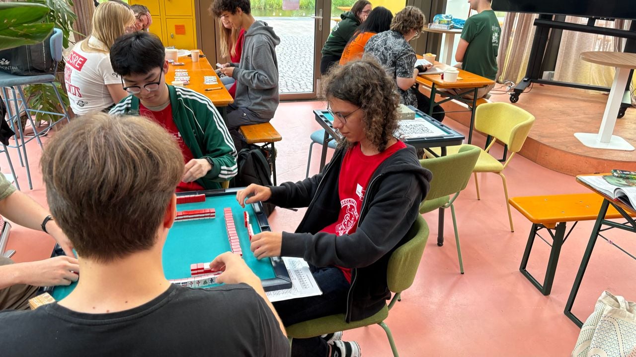 Studenten spelen bordspelletjes (foto: Evie Hendriks).