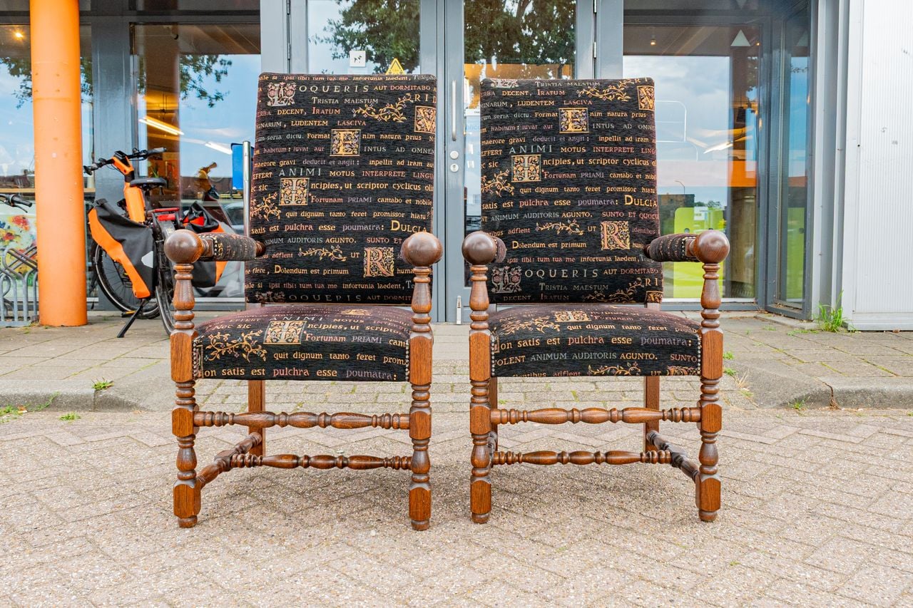 Deze set van Lodewijk XVI stoelen is te koop voor 150 euro (foto: Gijs Franken / La Poubelle)