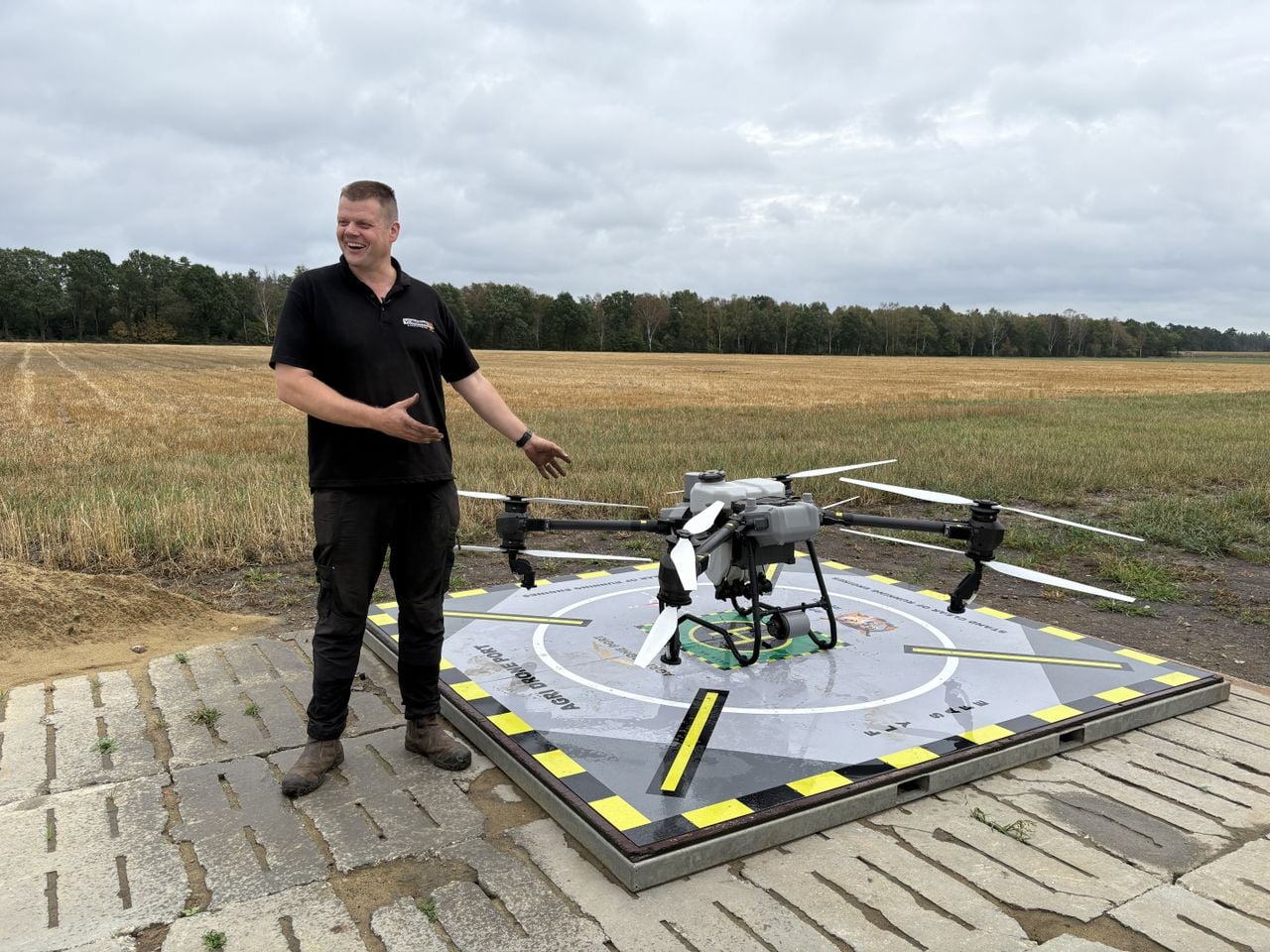 Jacob bij een van zijn drones. Zo heeft hij vanuit de lucht een extra paar ogen (foto: Karin Kamp)