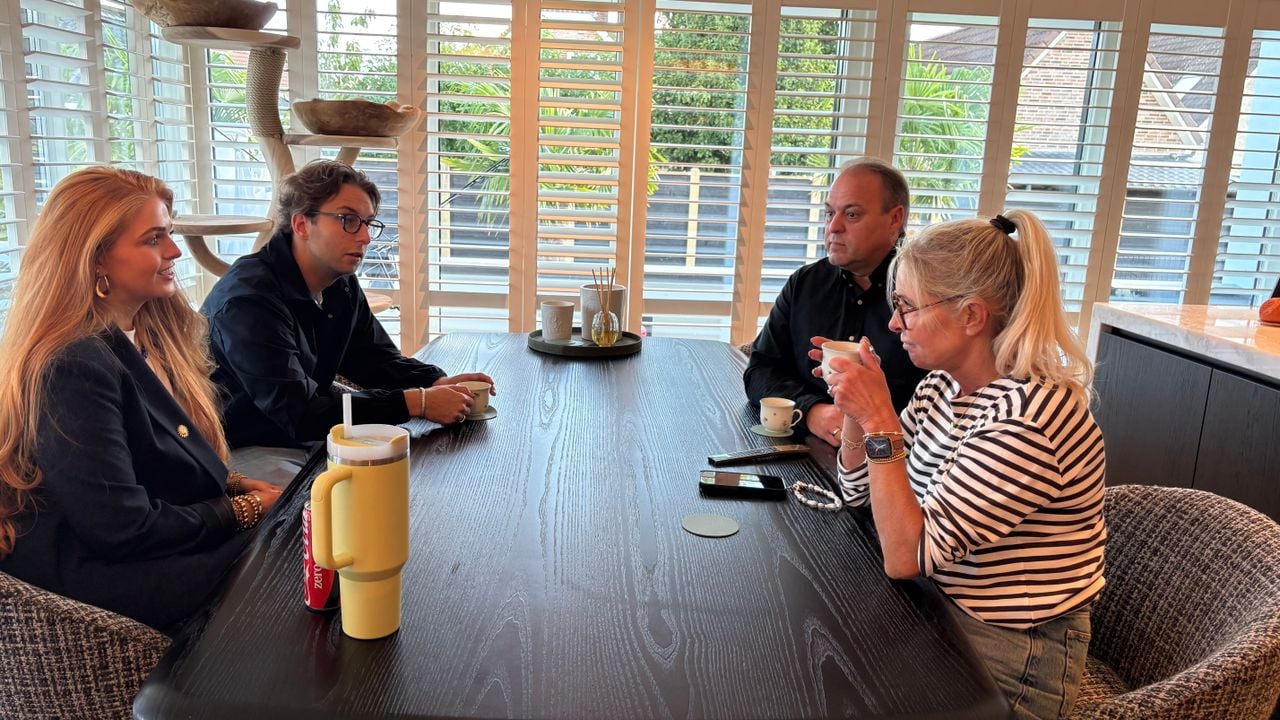 Christiaan en Rosalie aan tafel met Frans en Mariska (foto: Imke van de Laar). 