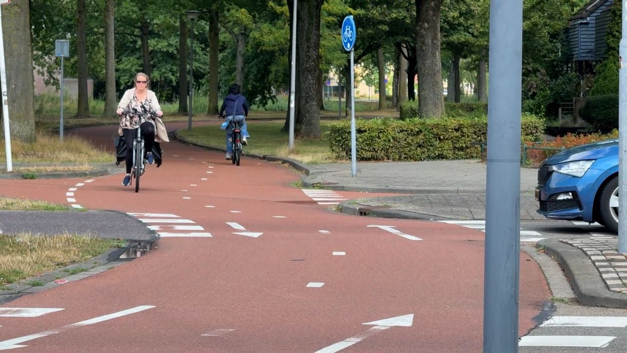 Op dit fietspad bij de rotonde Klokkenlaan in Den Bosch passeren fietsers elkaar. Dat zorgt voor gevaarlijke situaties (foto: Wilco Zonneveld).
