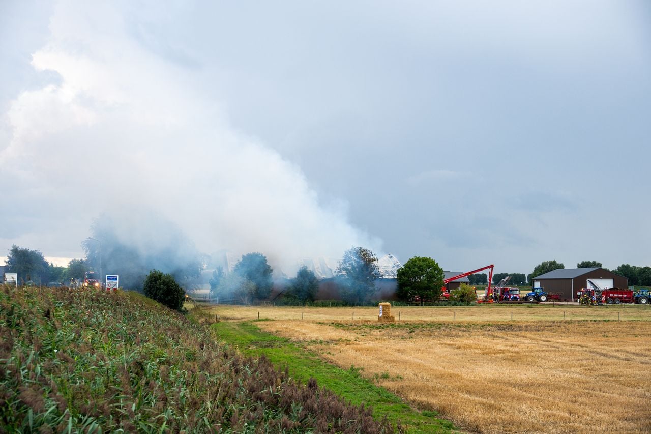 Er komt veel rook vrij bij de brand (foto: Tom van der Put / Persbureau Heitink).