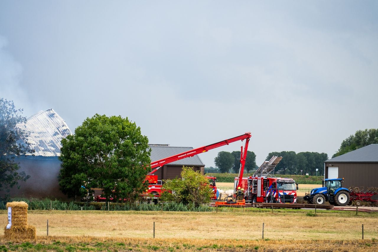 Er zijn veel hulpdiensten op het vuur afgekomen (foto: Tom van der Put / Persbureau Heitink).