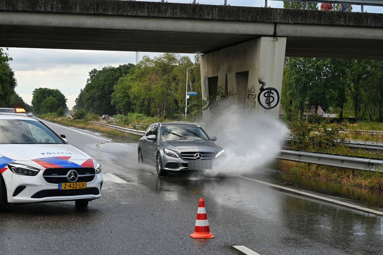 Er lag een flinke plas onder het viaduct (foto: Toby de Kort / Persbureau Heitink).