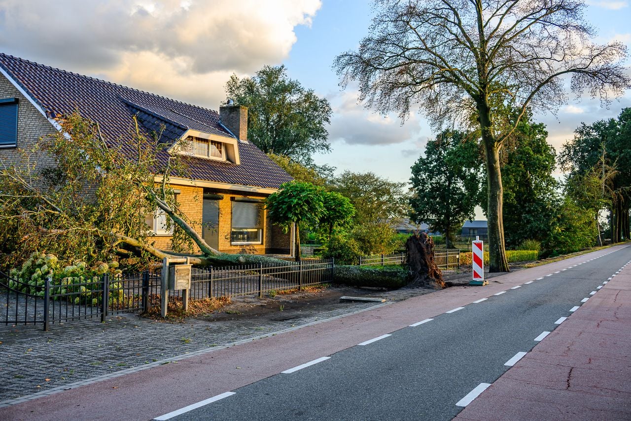 De dakpannen vielen van het huis (foto: Tom van der Put / Persbureau Heitink).