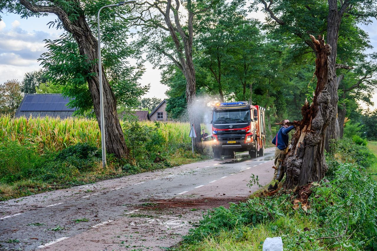 De brandweer had haar handen er vol mee (foto: Tom van der Put / Persbureau Heitink).