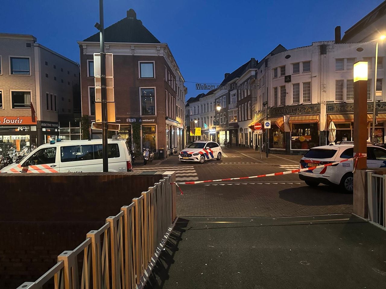 De politie doet onderzoek op de Tolbrugstraat in Breda (foto: Perry Roovers/Persbureau Heitink).