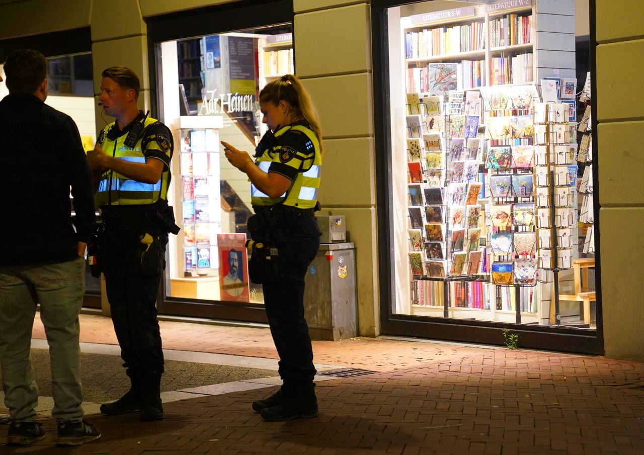 De politie bekijkt beschikbare camerabeelden en doet onderzoek (foto: Bart Meesters/Persbureau Heitink).