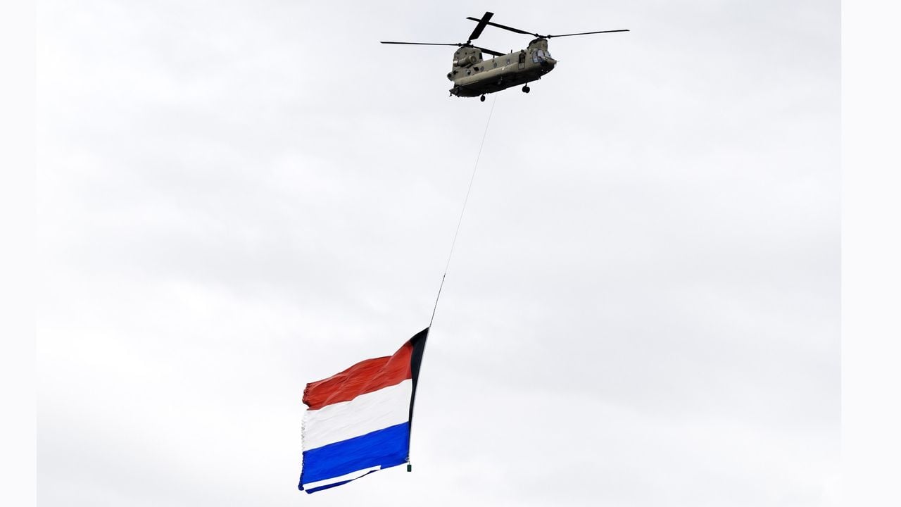 'Onze' Chinook van de vliegbasis Gilze Rijen vloog boven het circuit van Zandvoort (foto: ANP)