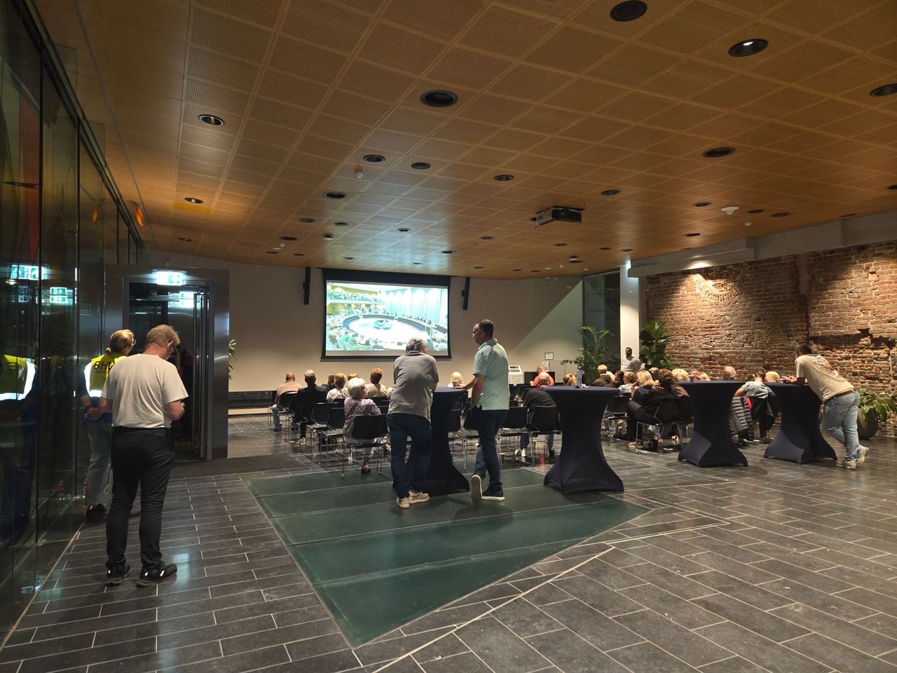 Zo'n 50 belangstellenden volgen de inspraakavond over de asielopvang Engelen (foto: Mariëlle Bijlmakers).