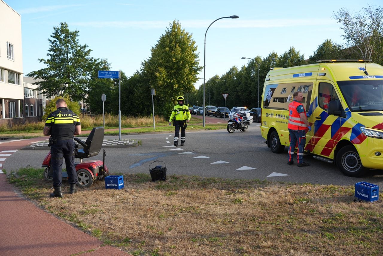 Man op scootmobiel botst met auto op rotonde in Waalwijk (foto: Erik Haverhals/Persbureau Heitink).