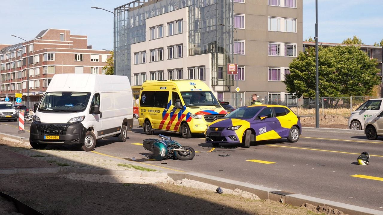 Botsing tussen motor en auto in Helmond (foto: Harrie Grijseels/Persbureau Heitink).