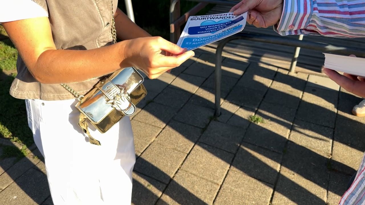 Een groot deel van de ouders neemt maandag een flyers aan (foto: Omroep Brabant).