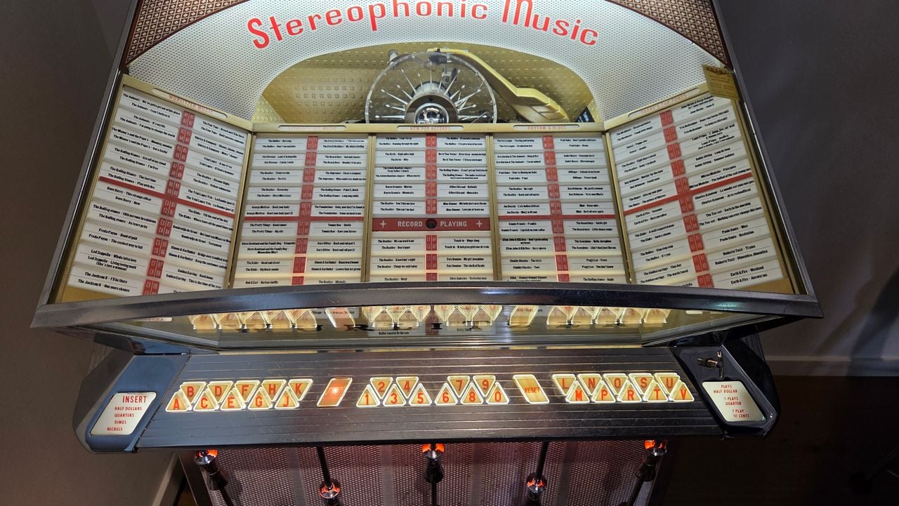 Jukebox met muziek in de Hilvaria Studio's in Hilvarenbeek (foto: Noël van Hooft).