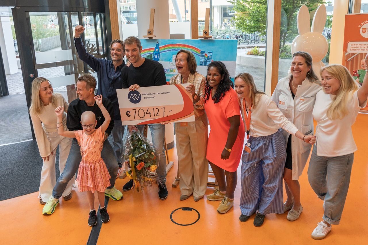 Maarten van der Weijden overhandigde woensdagochtend een cheque voor onderzoek naar kinderkanker aan het Prinses Maxima Centrum (foto: PIT Mediahuis).