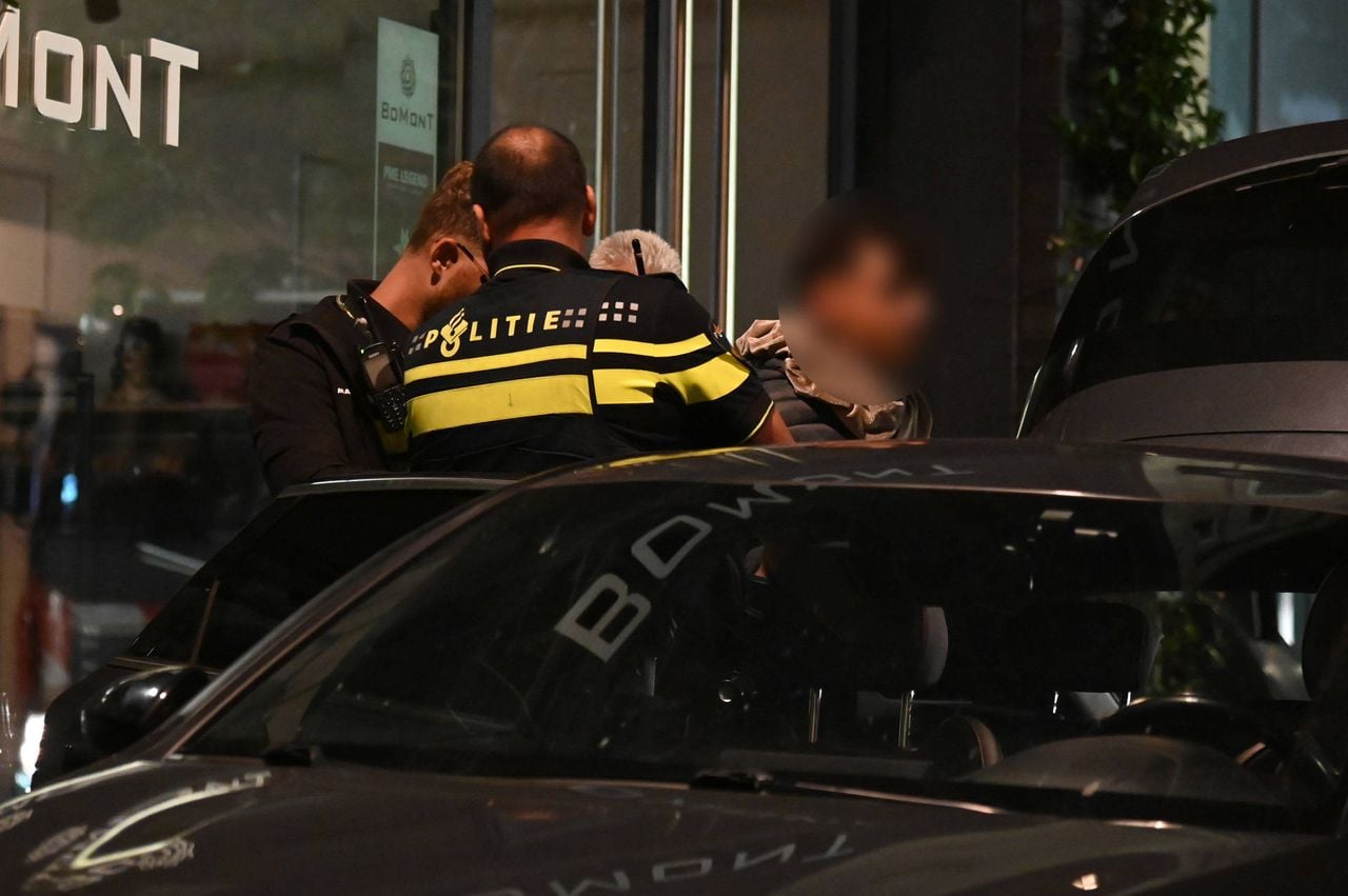 Een van de verdachten wordt aangehouden na ramkraak op juwelier (foto: Perry Roovers / Persbureau Heitink). 
