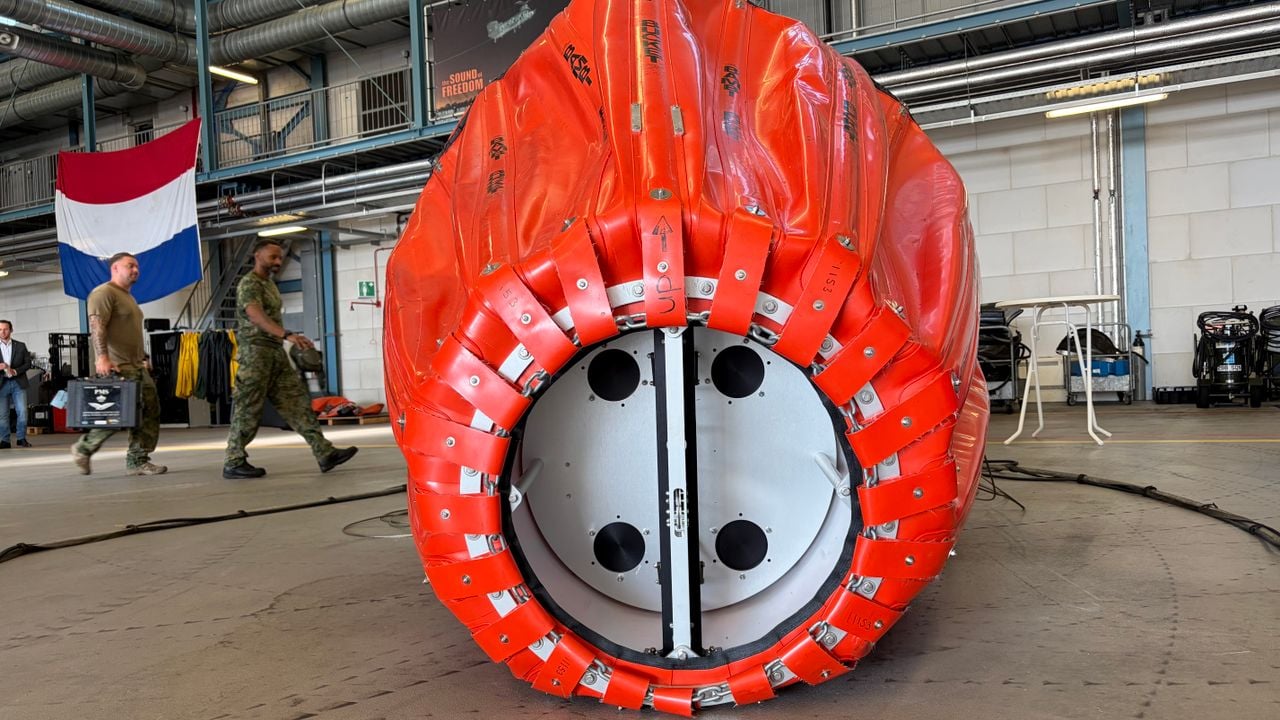 De uitgevouwen Bambi-bucket op vliegbasis Gilze-Rijen (foto: Willem-Jan Joachems).