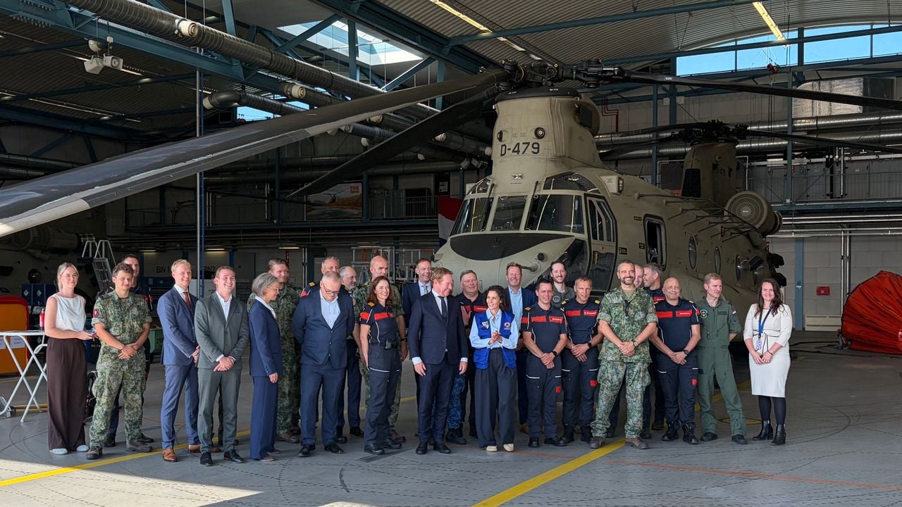 Groepsfoto van brandweer en luchtmacht voor de 'blusheli' (foto: Willem-Jan Joachems).
